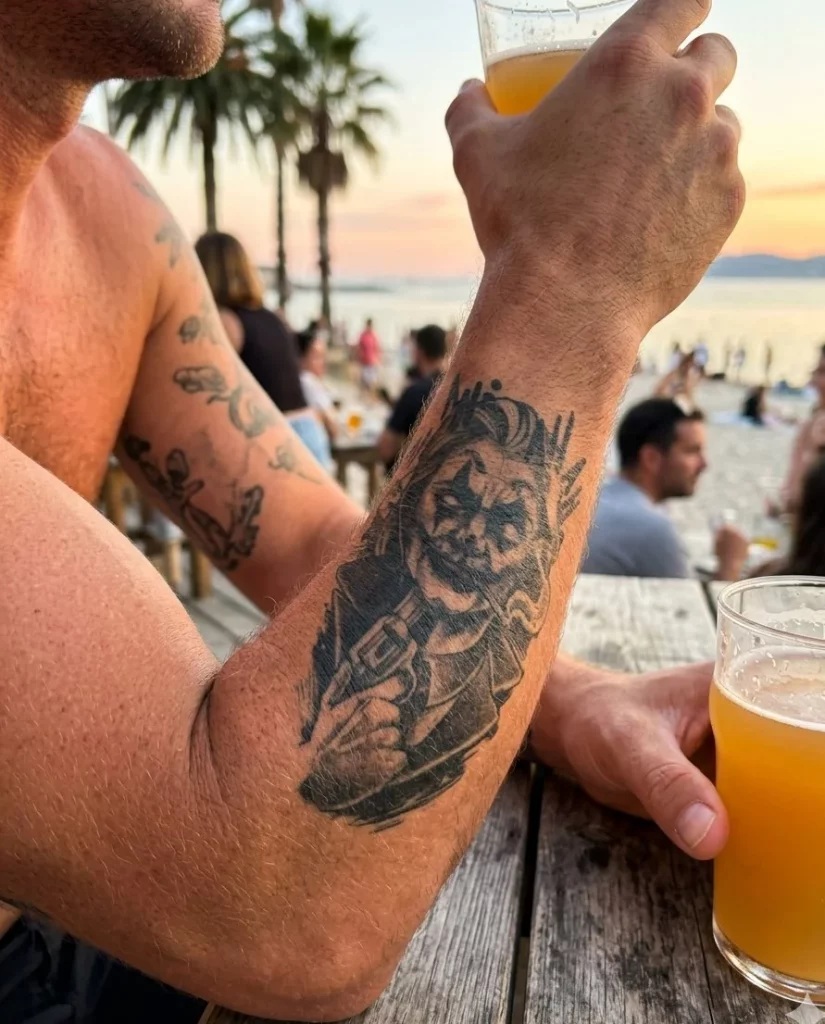 tatuaje-temporal-joker-brazo-playa-verano-bewolfat