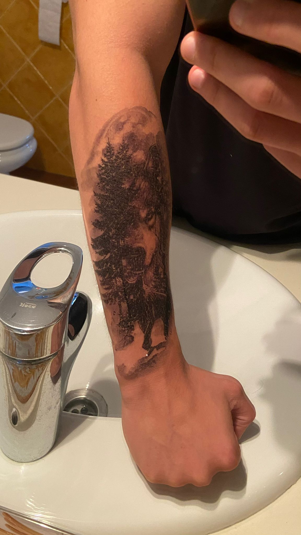 Cliente BeWolfat tatuaje bosque antebrazo